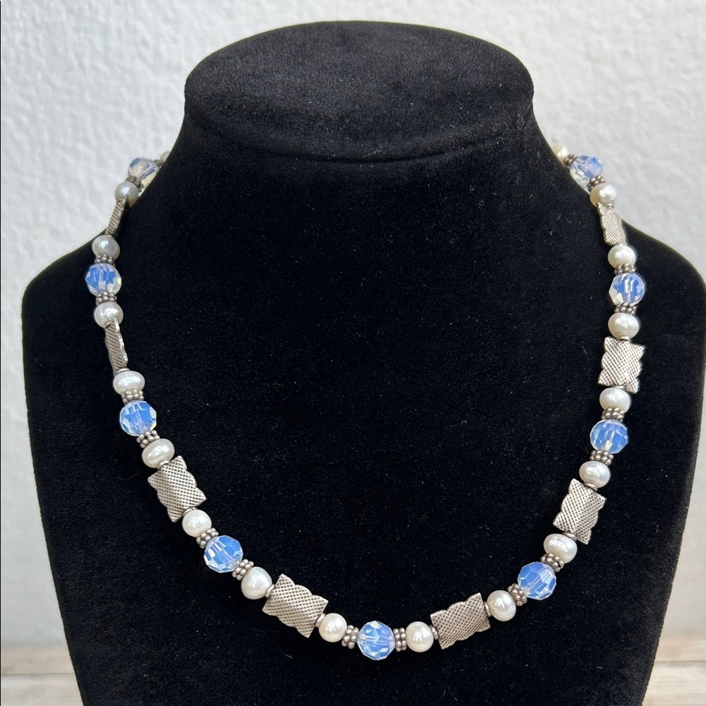Elegant Freshwater Pearl and Glass Beaded Necklace